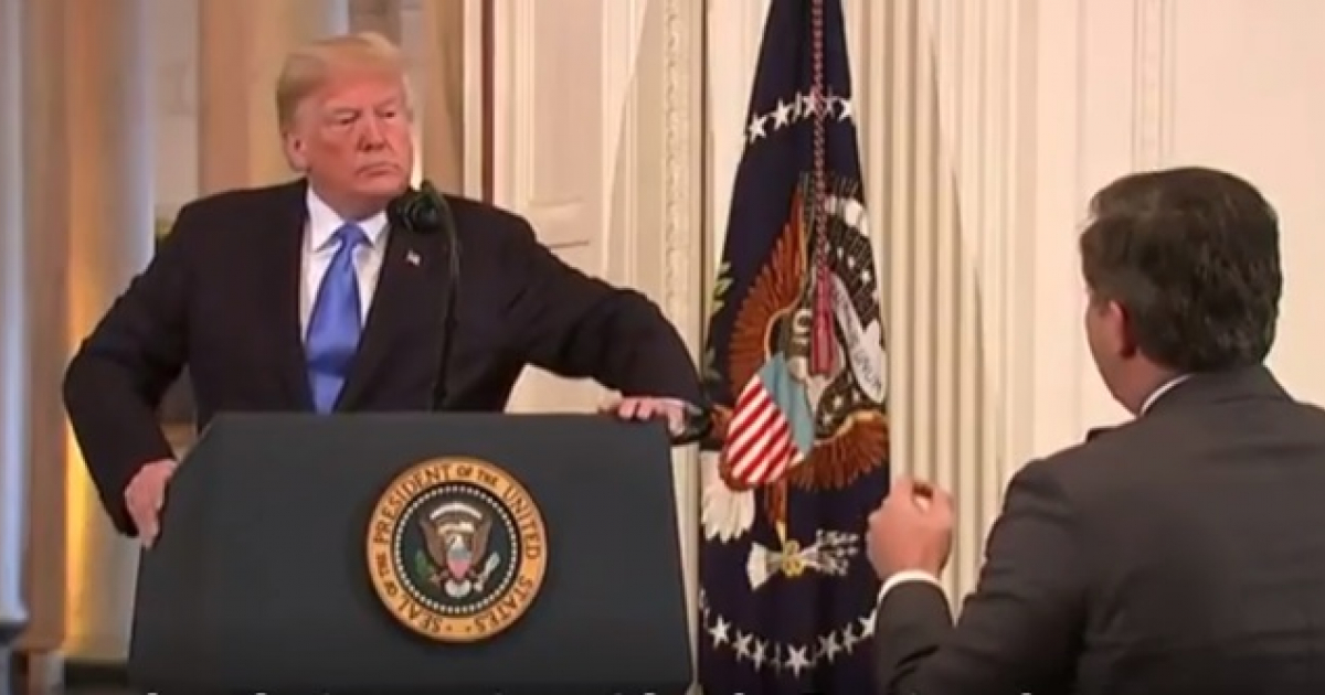Donald Trump mira desafiante a Jim Acosta durante la rueda de prensa © Captura de Youtube / CiberCuba