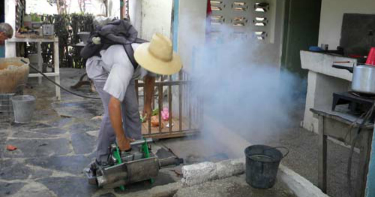 Fumigador en Holguín, en una foto de archivo. © Radio Juvenil.