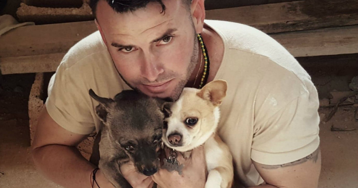 Franklyn Varela, con sus mascotas, el día antes de salir de Cuba. © Franklyn Varela.