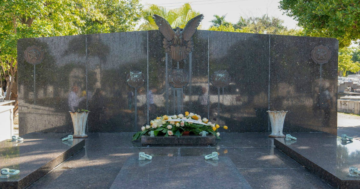 La embajada de EE. UU. en La Habana ha puesto flores en el monumento a la legión estadounidense en el cementerio de Colón. © Facebook / Embajada de EE. UU. en La Habana