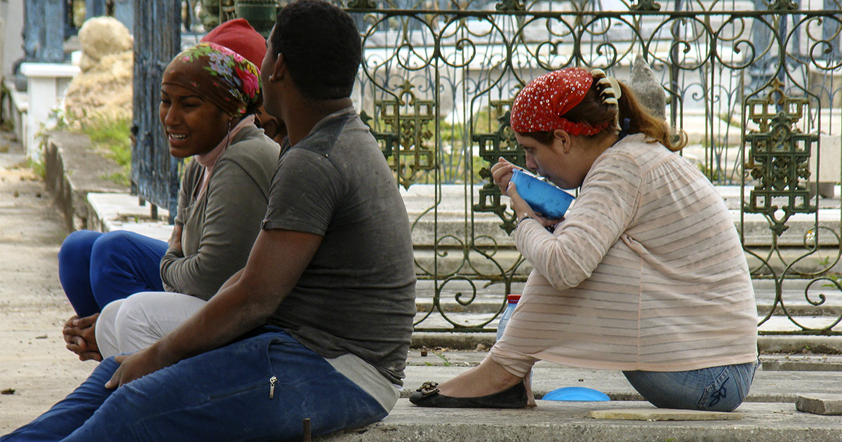 Cubanos, a la hora del almuerzo. © CiberCuba.