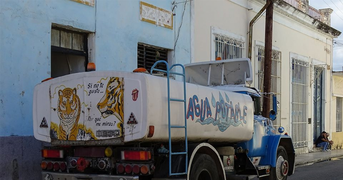 Pipa de agua en Cienfuegos. © CiberCuba