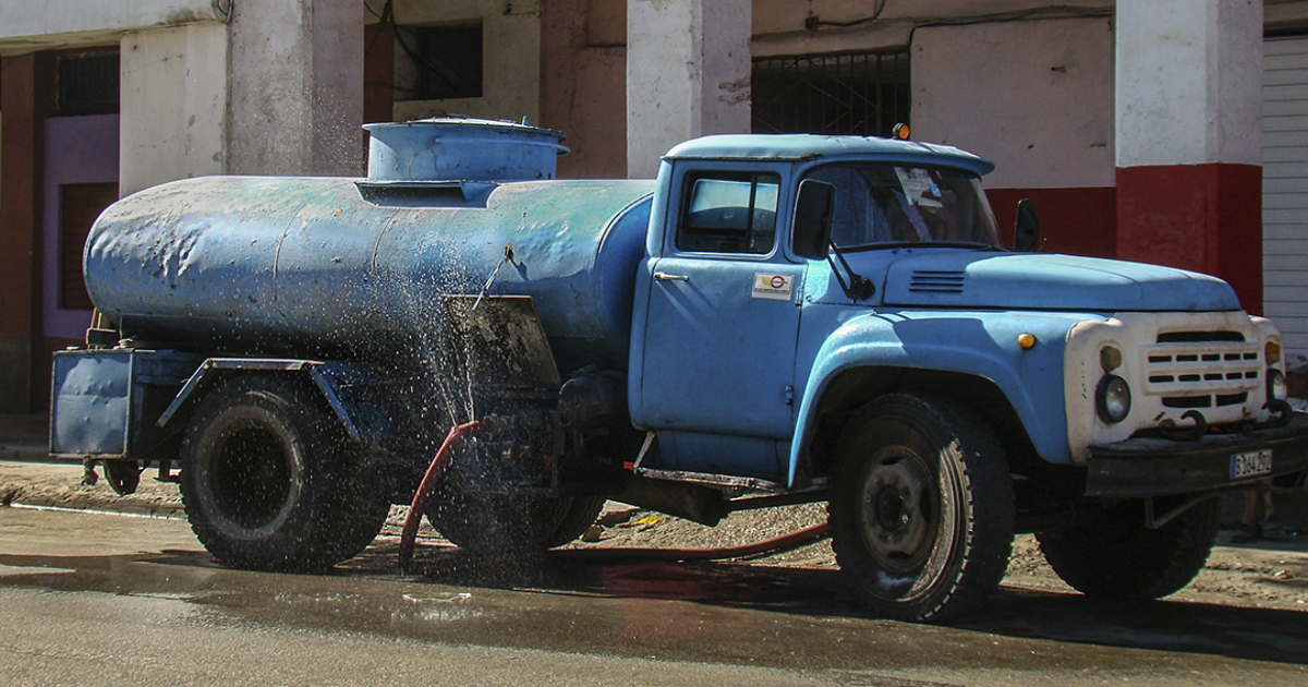 Una pipa de agua en Cuba. © CiberCuba