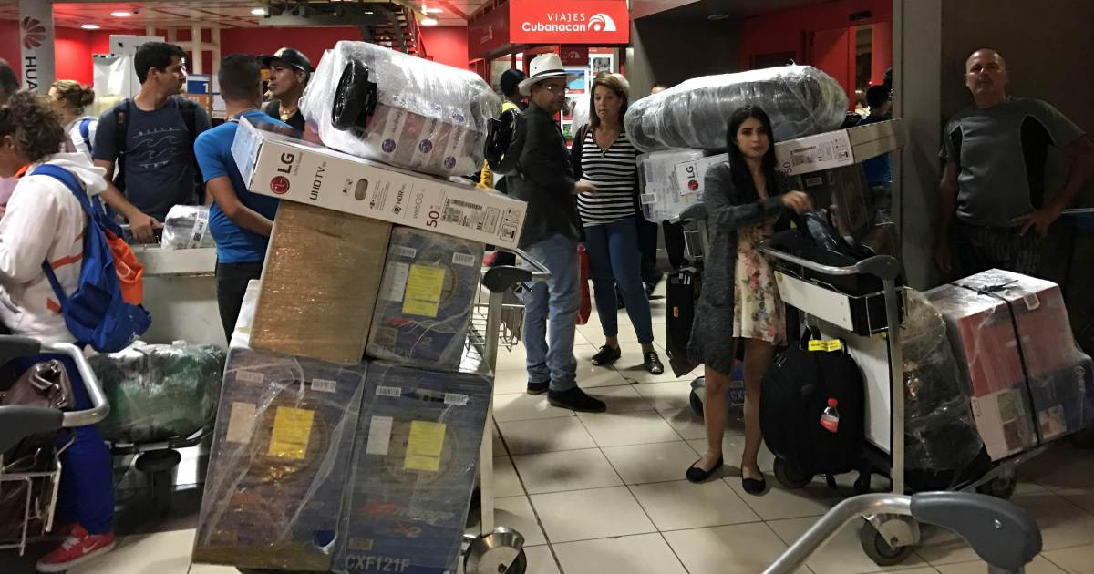Viajeros que arriban a Cuba con mucho equipaje © CiberCuba