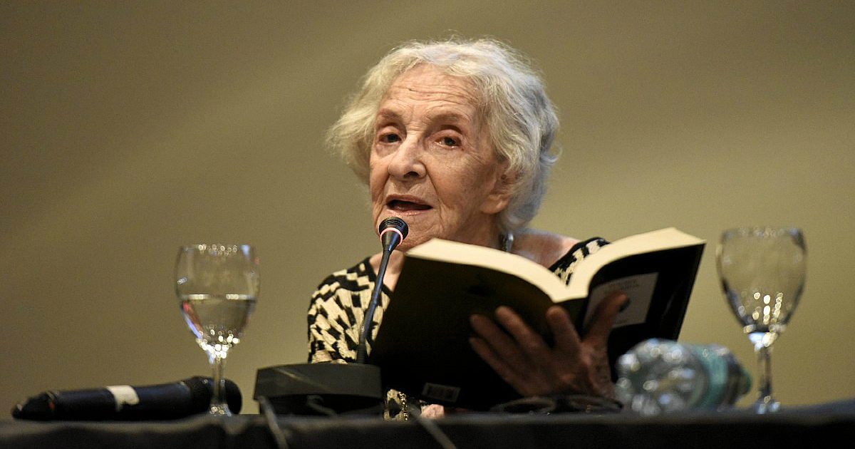 La uruguaya Ida Vitale, en la Feria del Libro de Argentina. © Twitter / Agustín Fernández