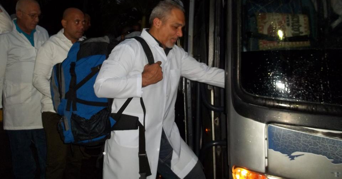 Médicos cubanos salen de Brasil tras la decisión del gobierno de la Isla © Facebook / Unidad Central de Cooperación Médica