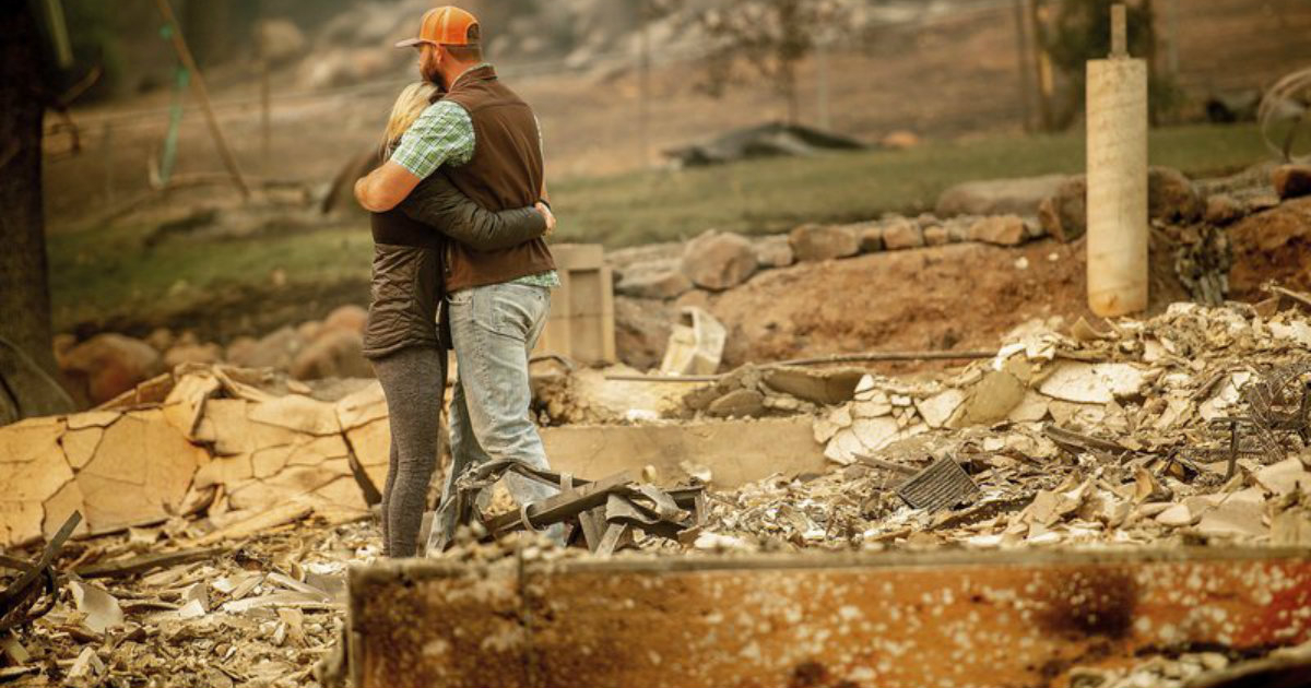 Camp Fire: una pareja, abrazada en medio del desastre en Paradise, California. © Ferran Dalmau Rovira / Twitter