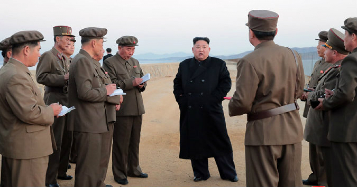 Kim Jong Un conversa en una playa rodeado de oficiales con uniformes militares © KCNA