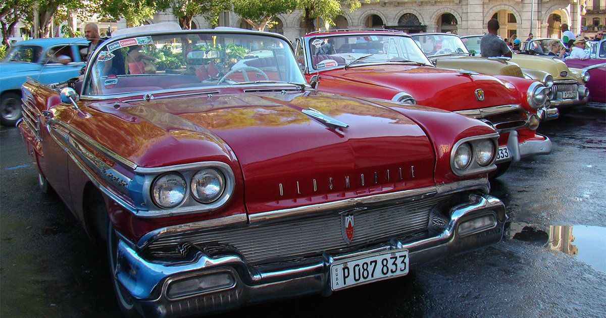 Autos clásicos estacionados en La Habana © CiberCuba