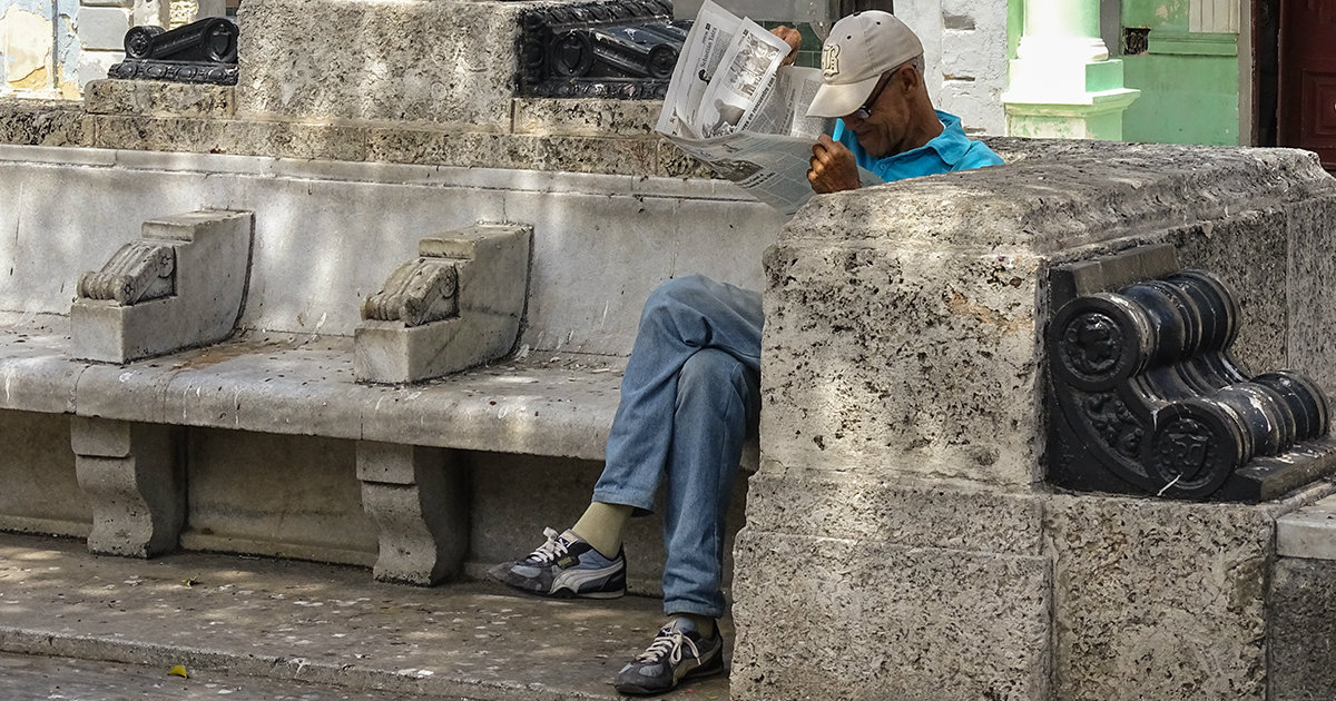 Un hombre lee la prensa oficial cubana © CiberCuba
