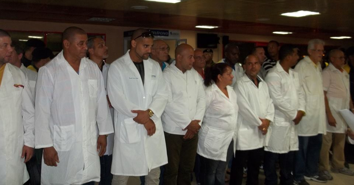 Médicos cubanos posan en Brasil en una imagen de archivo © Facebook / Unidad Central de Cooperación Médica