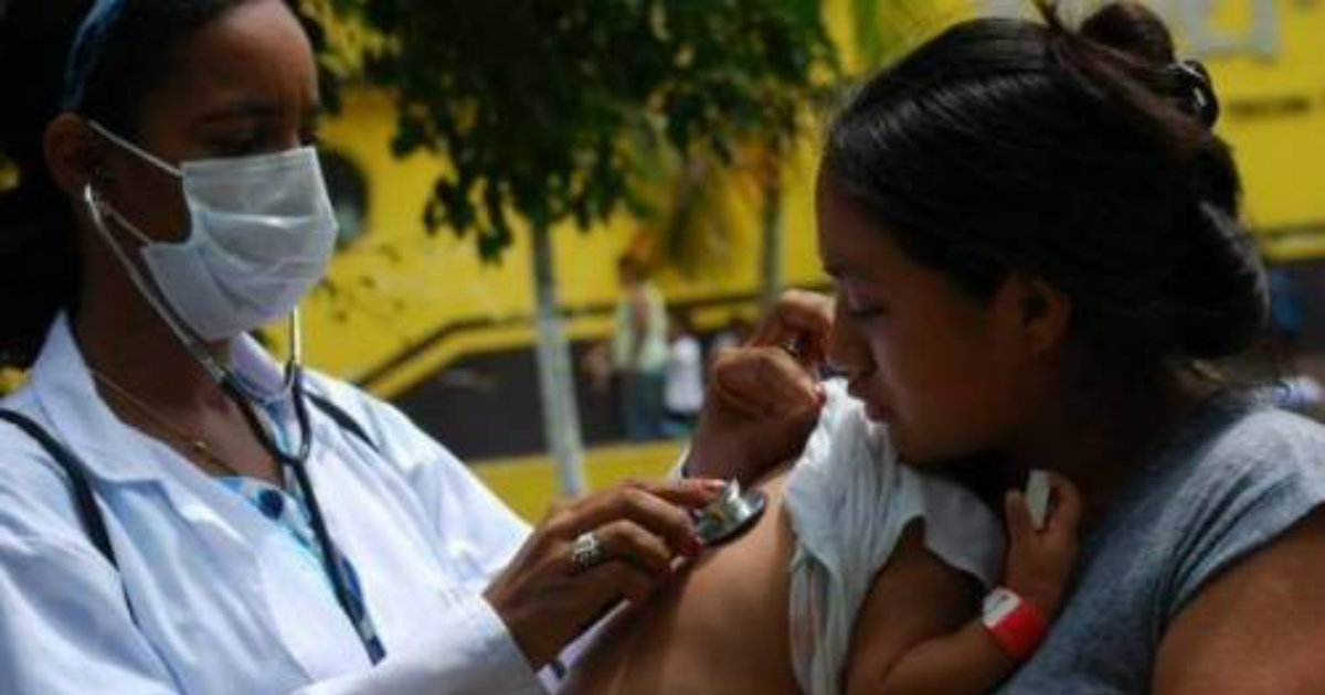 Doctora ausculta a un niño © Twitter/Juventud Rebelde