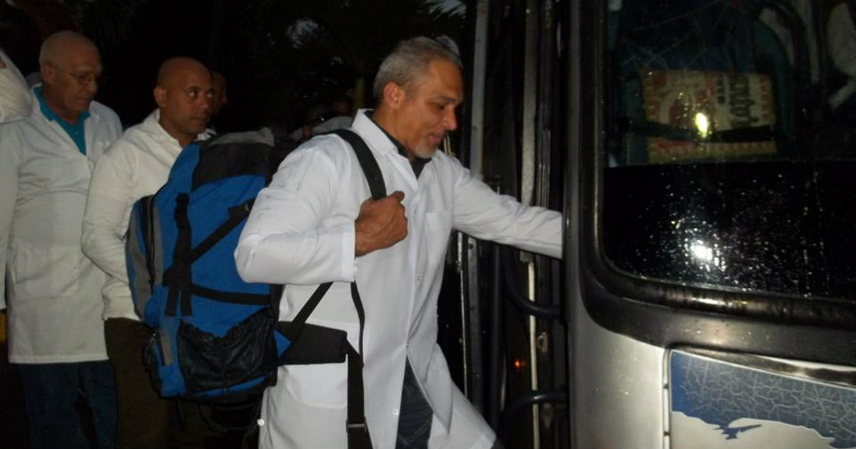 Médico cubano entra a un autobús © Facebook/Unidad Central de Cooperación Médica
