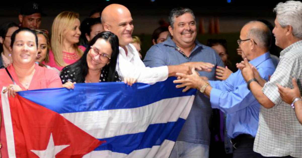 Primeros cubanos del programa Mais Médicos en llegar a Cuba. © Granma