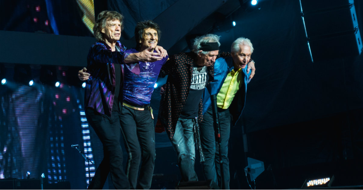 The Rolling Stones saluda al pública durante un concierto © Wikimedia Commons