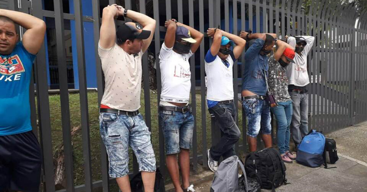 Migrantes cubanos se amarran en la valla de la sede de Naciones Unidas © Facebook / Ricardo Quintana