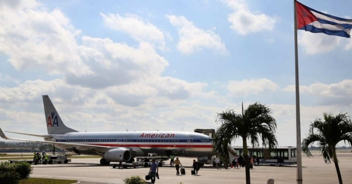 Avión de American Airlines en aeropuerto de Cienfuegos © Cubasí
