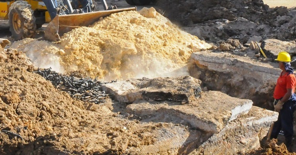 Reparación de tuberías de agua en Ciego de Ávila. © Invasor/ Nohema Díaz Muñoz