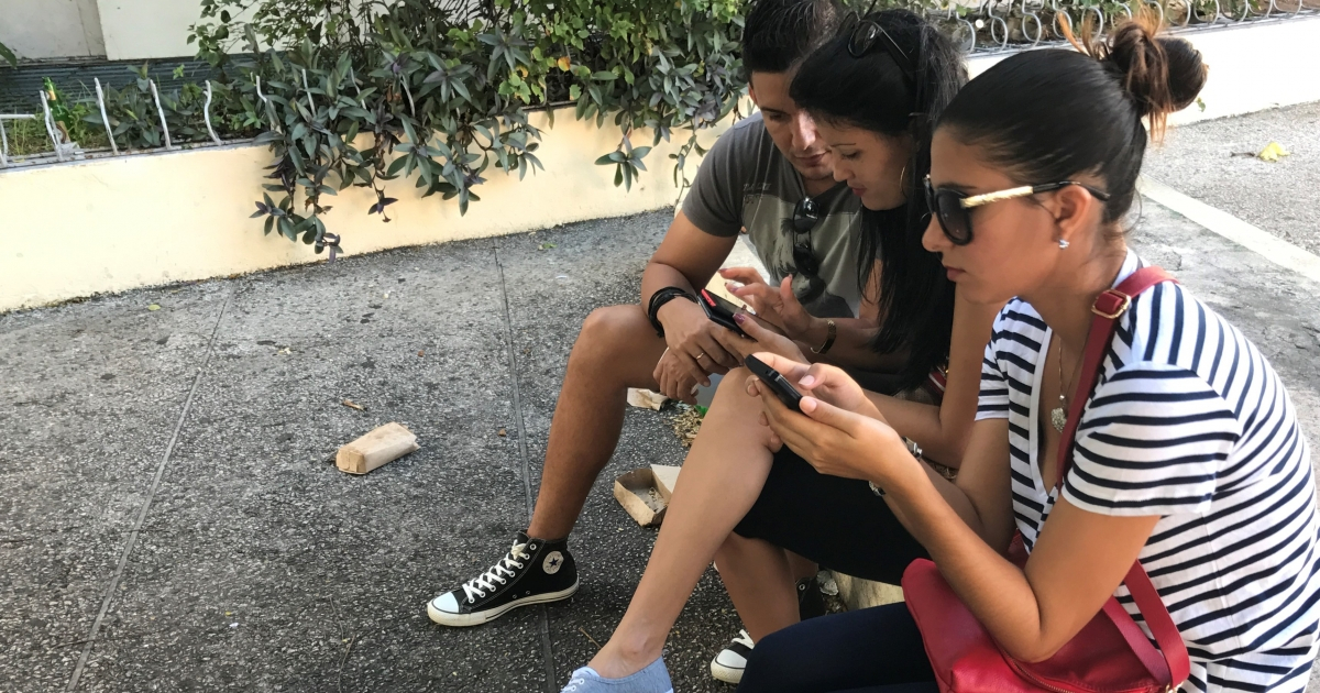 Jóvenes con sus móviles en Cuba © CiberCuba