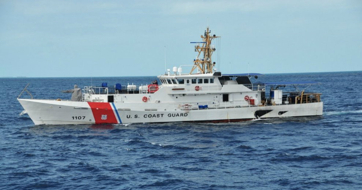 Barco de la Guardia Costera que repatrió a los 27 balseros cubanos. © Guardia Costera / Twitter