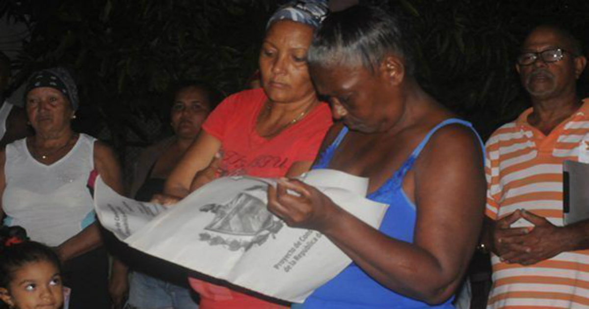 Cubanos, en un debate sobre la Constitución en Holguín © Ahora / Elder Leyva