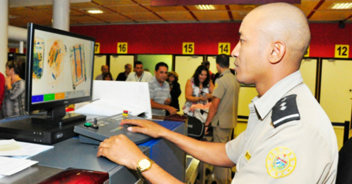Agente de la Aduana de Cuba revisa el contenido de un equipaje © Cubadebate
