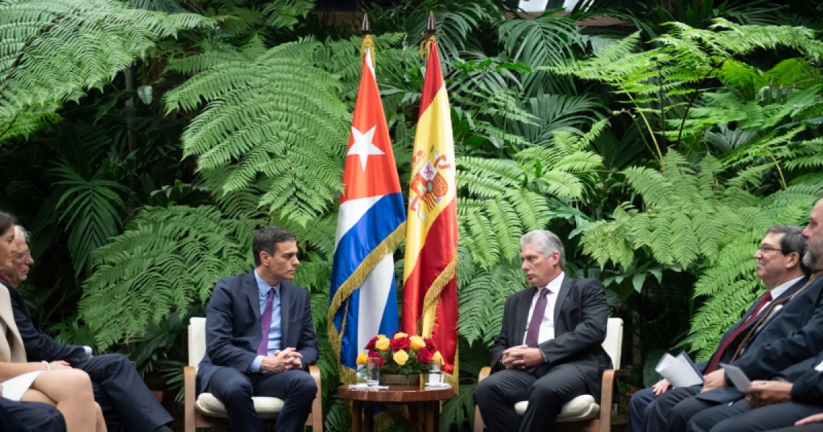 Pedro Sánchez y Díaz-Canel hablan durante su encuentro en La Habana © Twitter / @sanchezcastejon