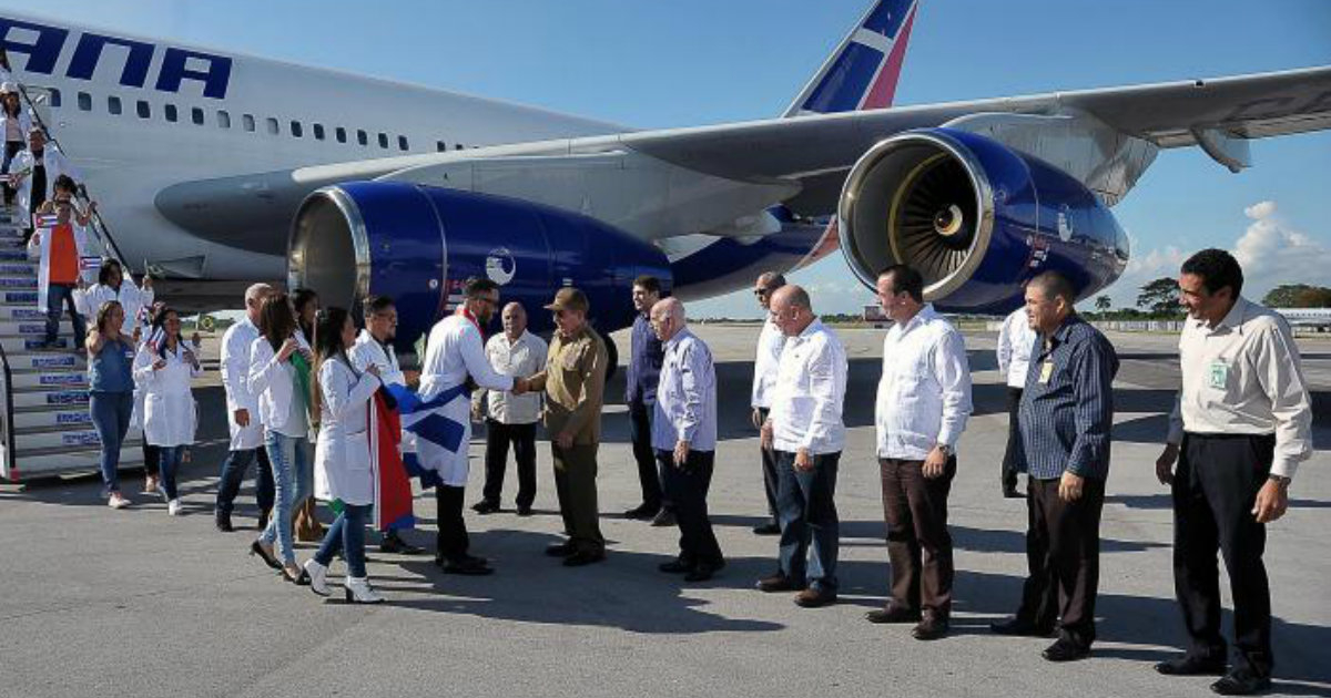 Raúl, recibiendo a los médicos cubanos. © Granma