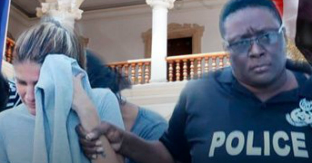 Un policía de Trinidad y Tobago deporta a una venezolana. © NTN24 Venezuela / Twitter