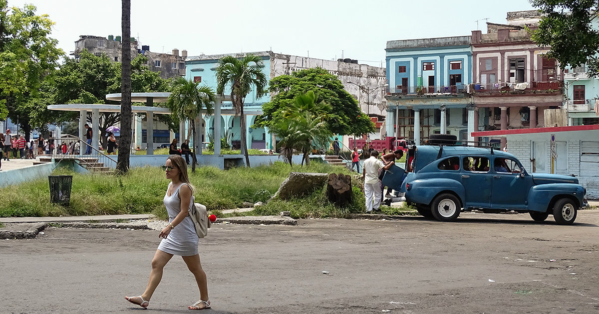 Taxis en el Parque El Curita, de La Habana. © CiberCuba.
