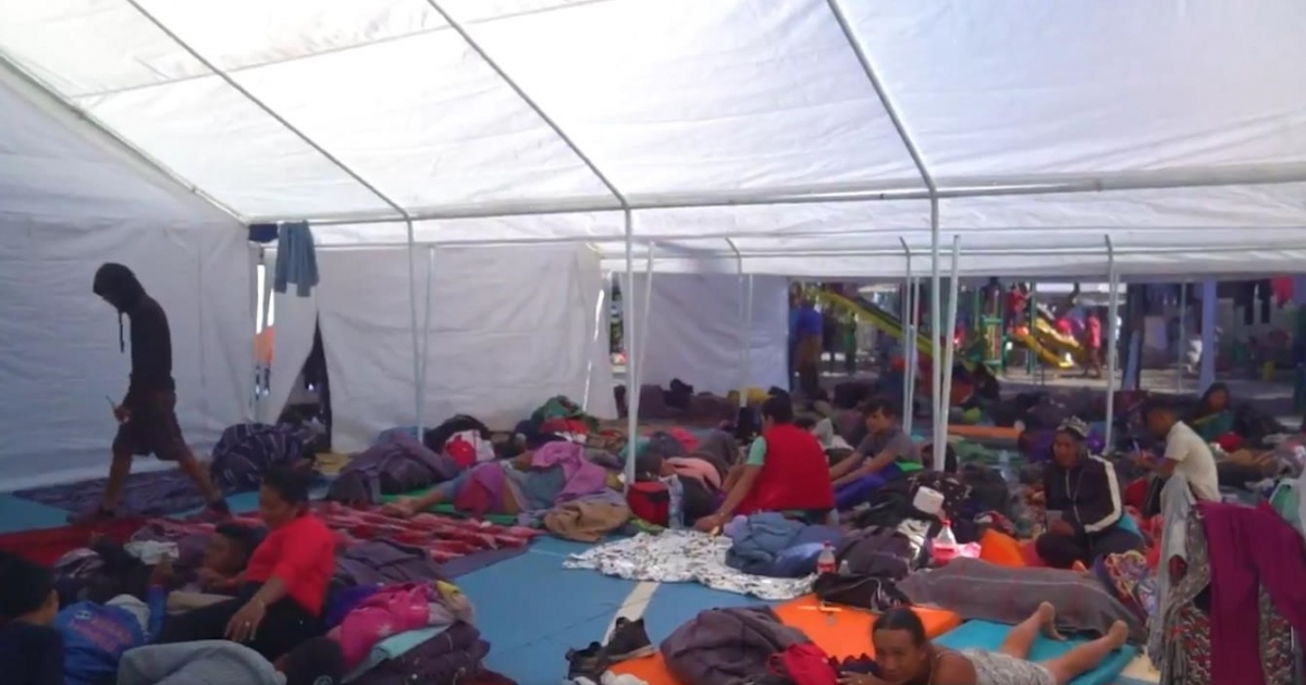 Albergue provisional donde están los migrantes hondureños. © Captura de video en Twitter/ Alcaldía de Tijuana