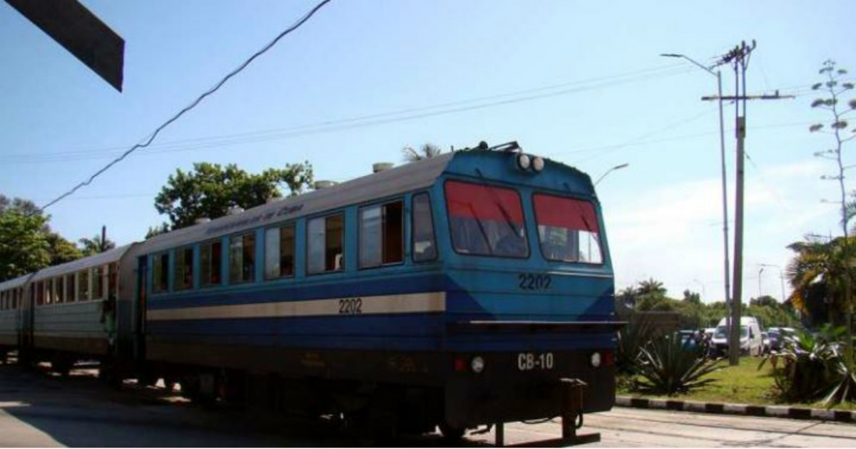 Tren Artemisa-Habana © Maromeros en el andén/ El Artemiseño