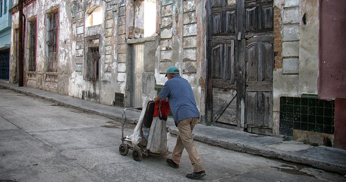 Un anciano camina por las calles de Regla © CiberCuba