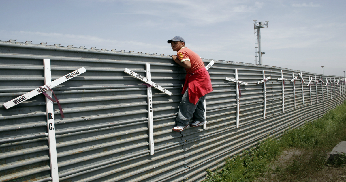 Migrante en la frontera Tijuana-San Diego. © Crisis migratoria / Tomas Castelazo