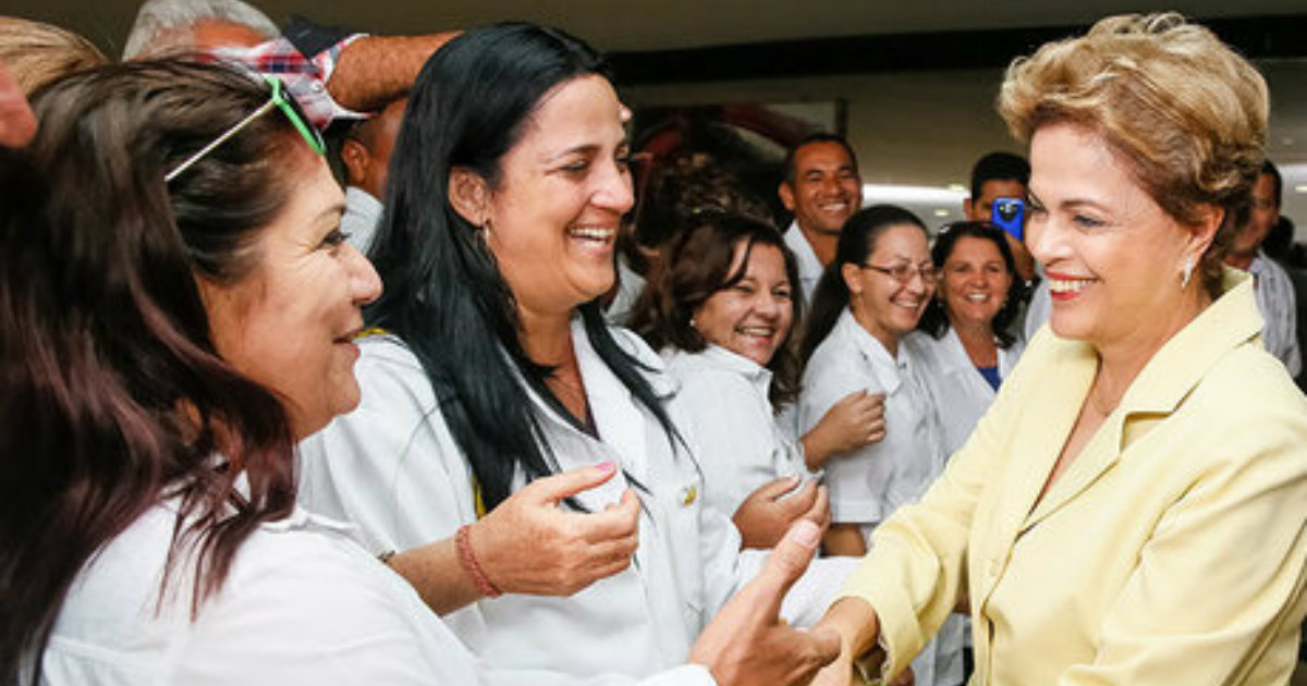 Médicos cubanos estrechan la mano de Dilma Rousseff © Cubadebate / Archivo
