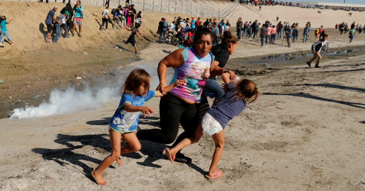 María Lila Meza Castro corre junto a sus hijas en la frontera entre México y EEUU © Reuters / Kim Kyung-Hoon