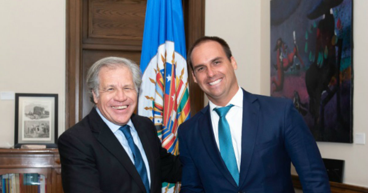 El secretario general de la OEA, Luis Almagro, junto a Eduardo Bolsonaro © Twitter / @Almagro_OEA2015