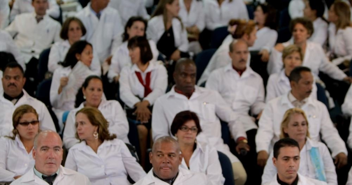 Médicos cubanos reunidos en Brasil © Cubadebate 