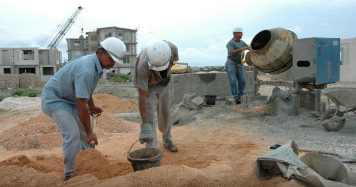 Trabajadores, en unas obras de construcción en Cuba © Cubadebate