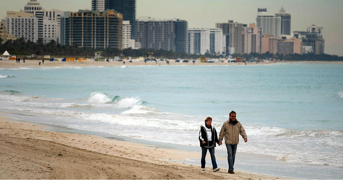 Una pareja camina por la playa en Florida © Captura de Telemundo51
