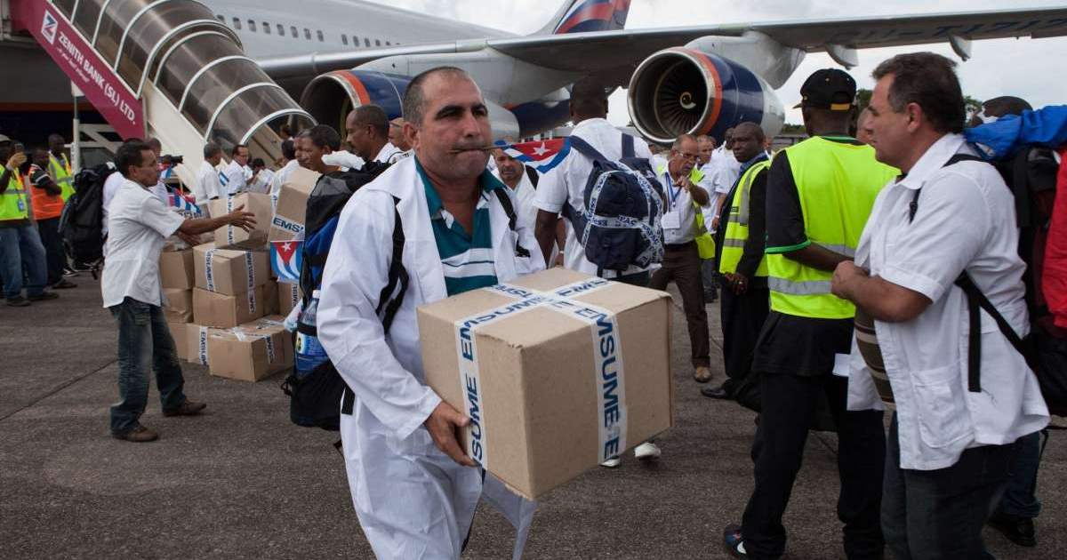 Médicos cubanos durante operaciones de regreso a la isla © Twitter Médicos sin Fronteras
