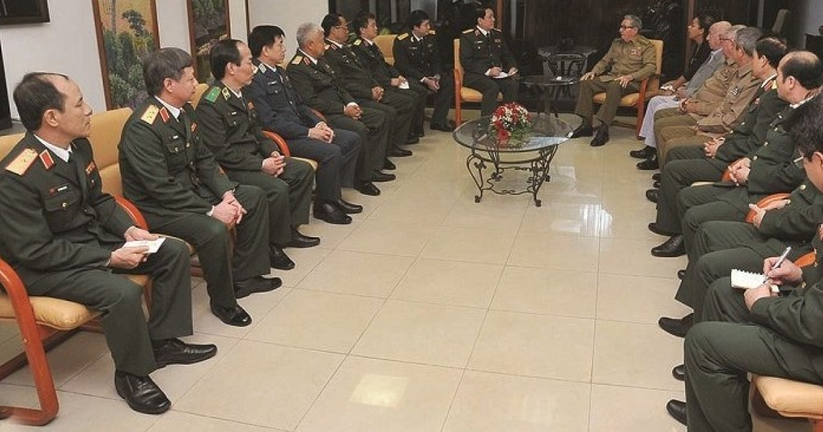 Raúl Castro y el Coronel General Luong Cuong junto a oficiales de ambos países. © Estudios Revolución