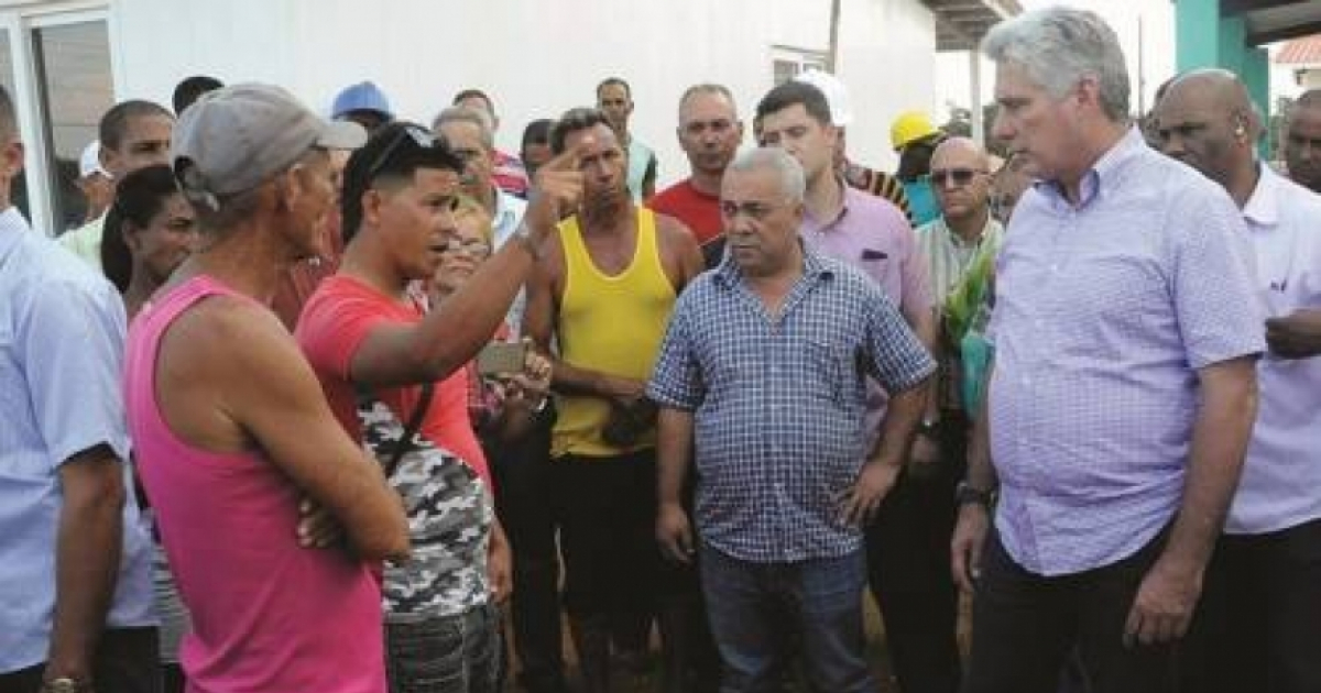 Díaz-Canel conversa con vecinos de Baracoa. © Estudios Revolución