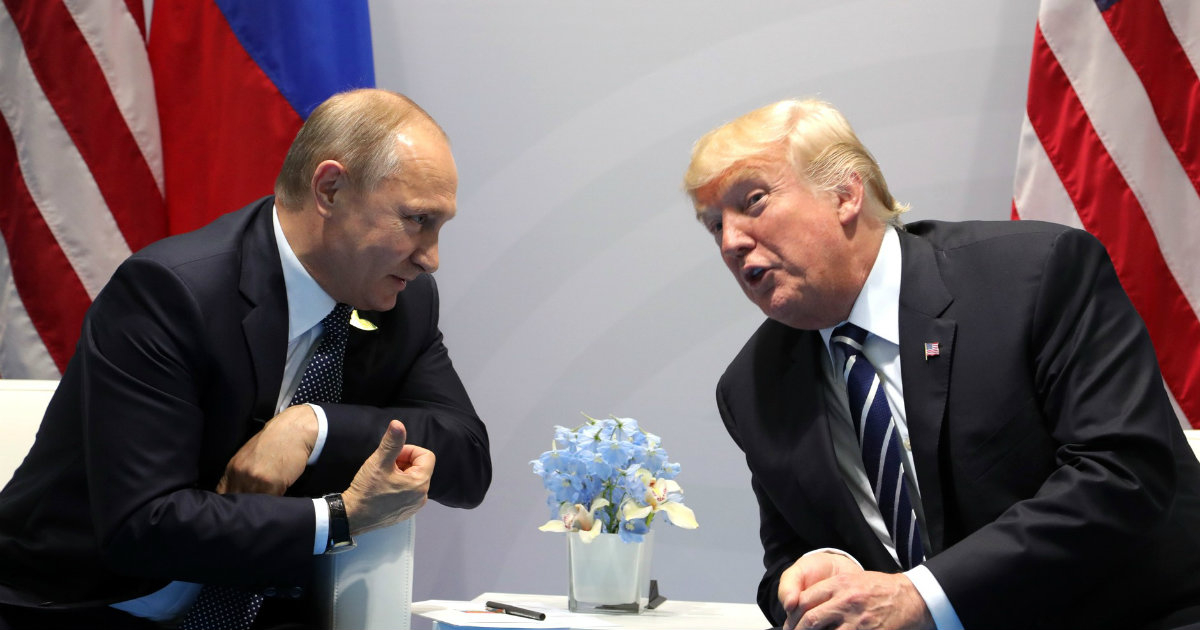 Vladimir Putin y Donald Trump conversan en una imagen de archivo © Wikimedia Commons