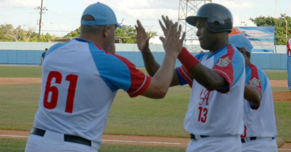 El manager Machado (de espaldas) y Yoelvis Fiss, dos piezas claves en Ciego © Cubadebate