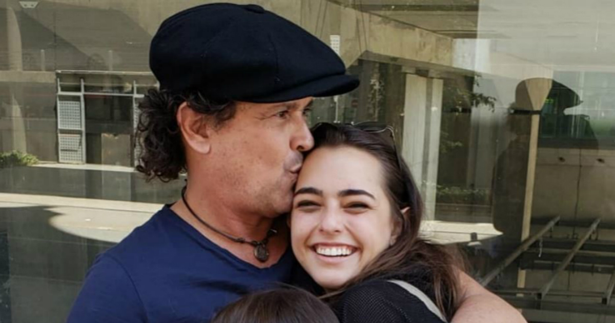 Carlos Vives besa a su hija Lucy © Instagram / Carlos Vives