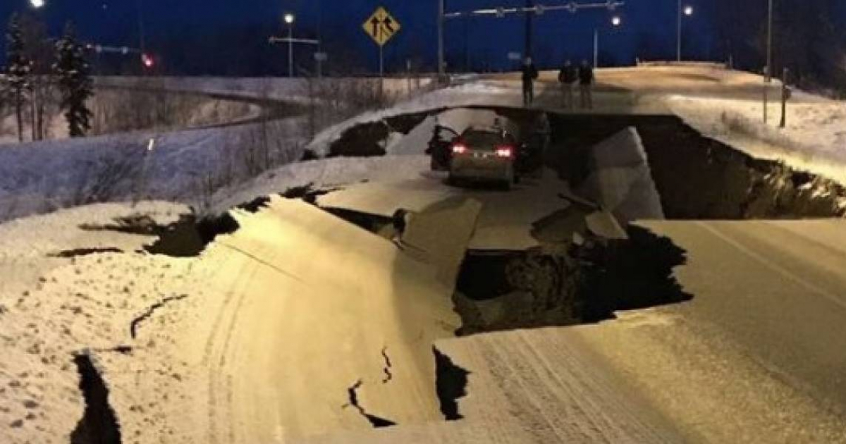 Imagen de una carretera tras el sismo de 7.0 grados en la escala Richter © Twitter/bryanjzelaya
