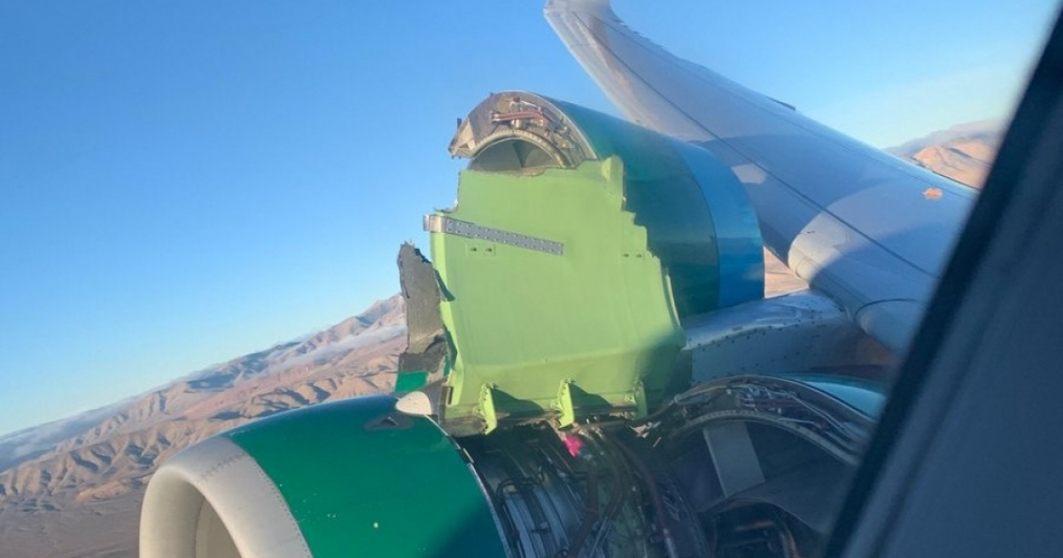 Avión de Frontier Airlines con el motor dañado. © Dan Ponce/ Twitter