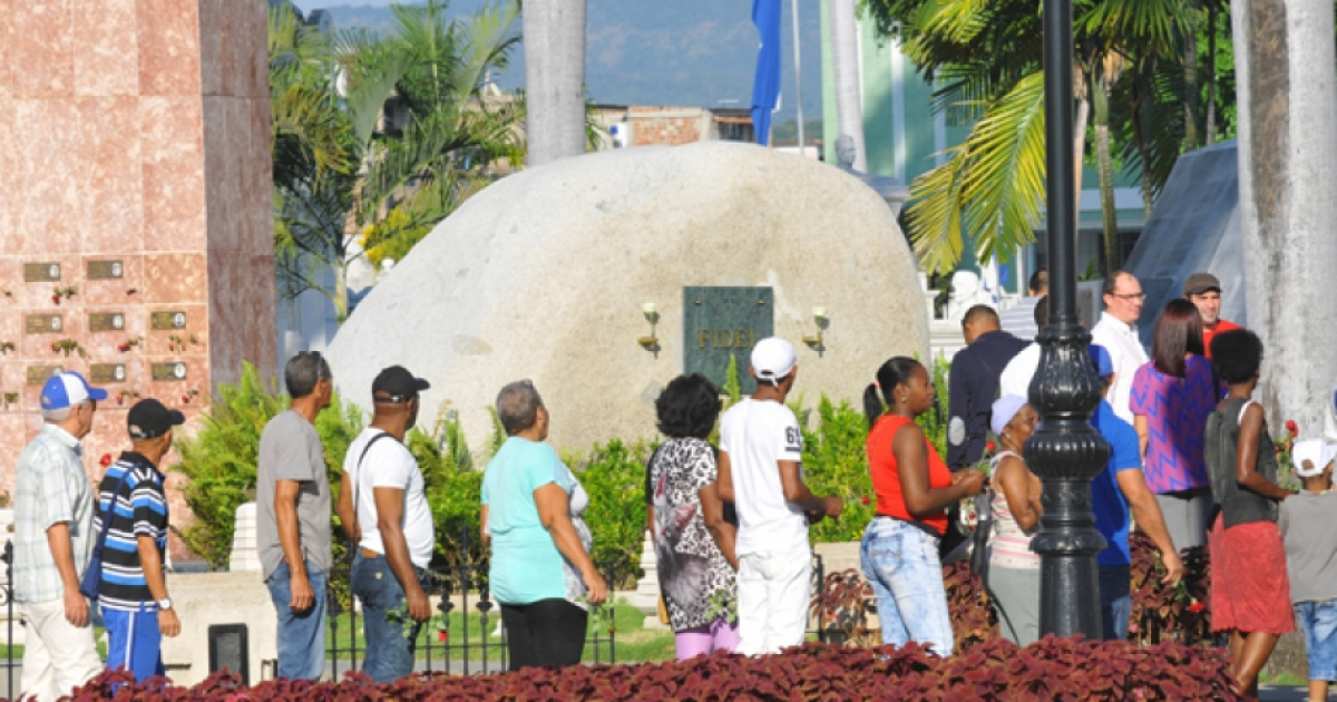 Cubanos acuden a la piedra donde están los restos de Fidel. © Sierra Maestra