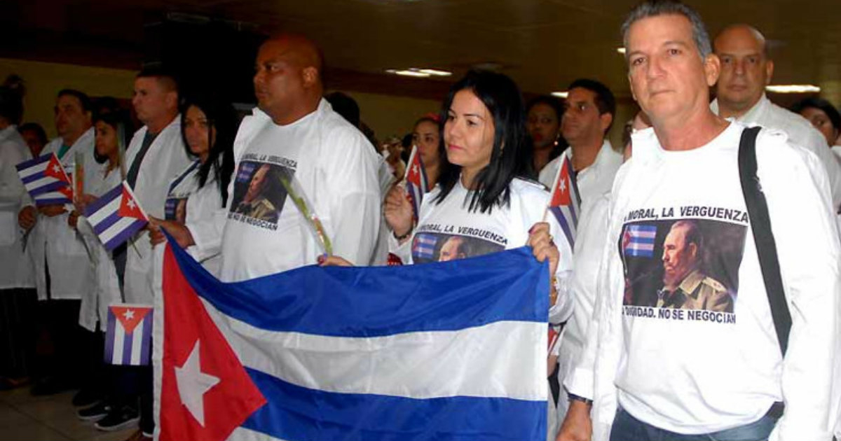 Médicos cubanos que acaban de regresar de Brasil. © Prensa Latina